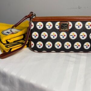 🖤💛 Dooney & Bourke Pittsburgh Steelers Wristlet – Game Day Ready! 💛🖤